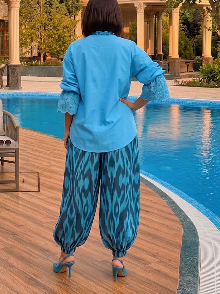 Astrid™ | Conjunto de dos piezas compuesto por una camisa informal de algodón con volantes y unos pantalones con estampado artístico