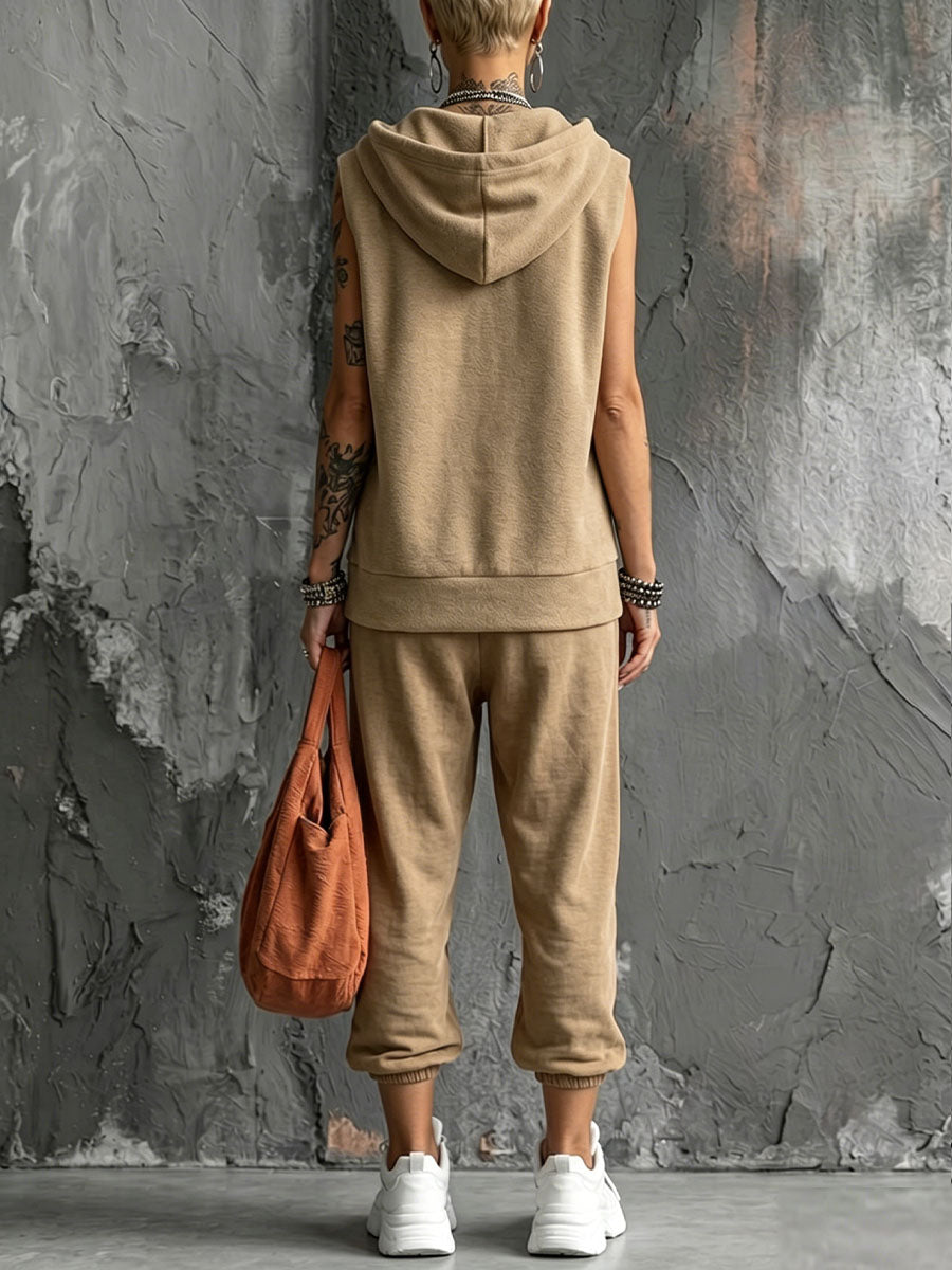 Line™ | Conjunto de dos piezas para mujer compuesto por una camiseta deportiva sin mangas con cuello en V y capucha y unos pantalones cortos ajustados