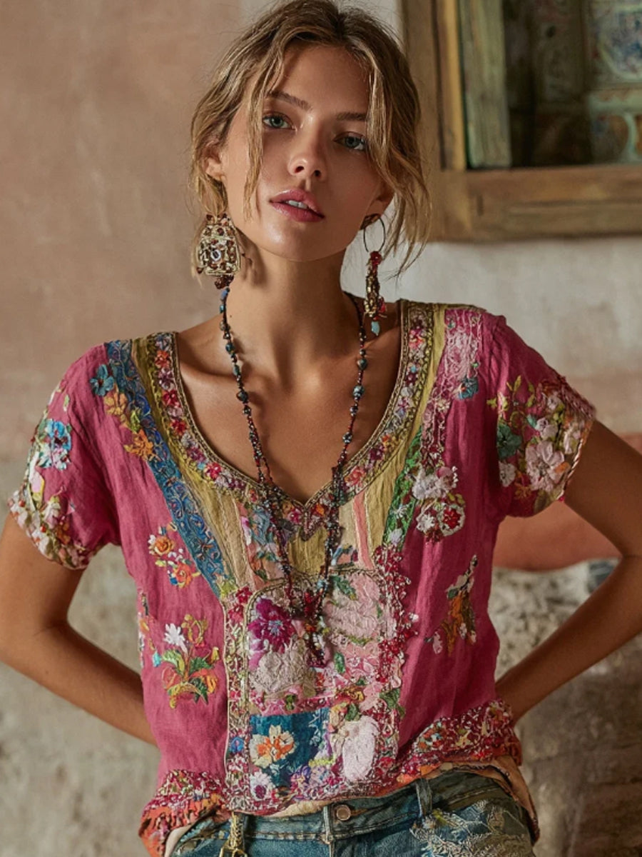 Nym™ | Camiseta bohemia para mujer en mezcla de lino, con cuello en V, bordado floral y contraste de colores