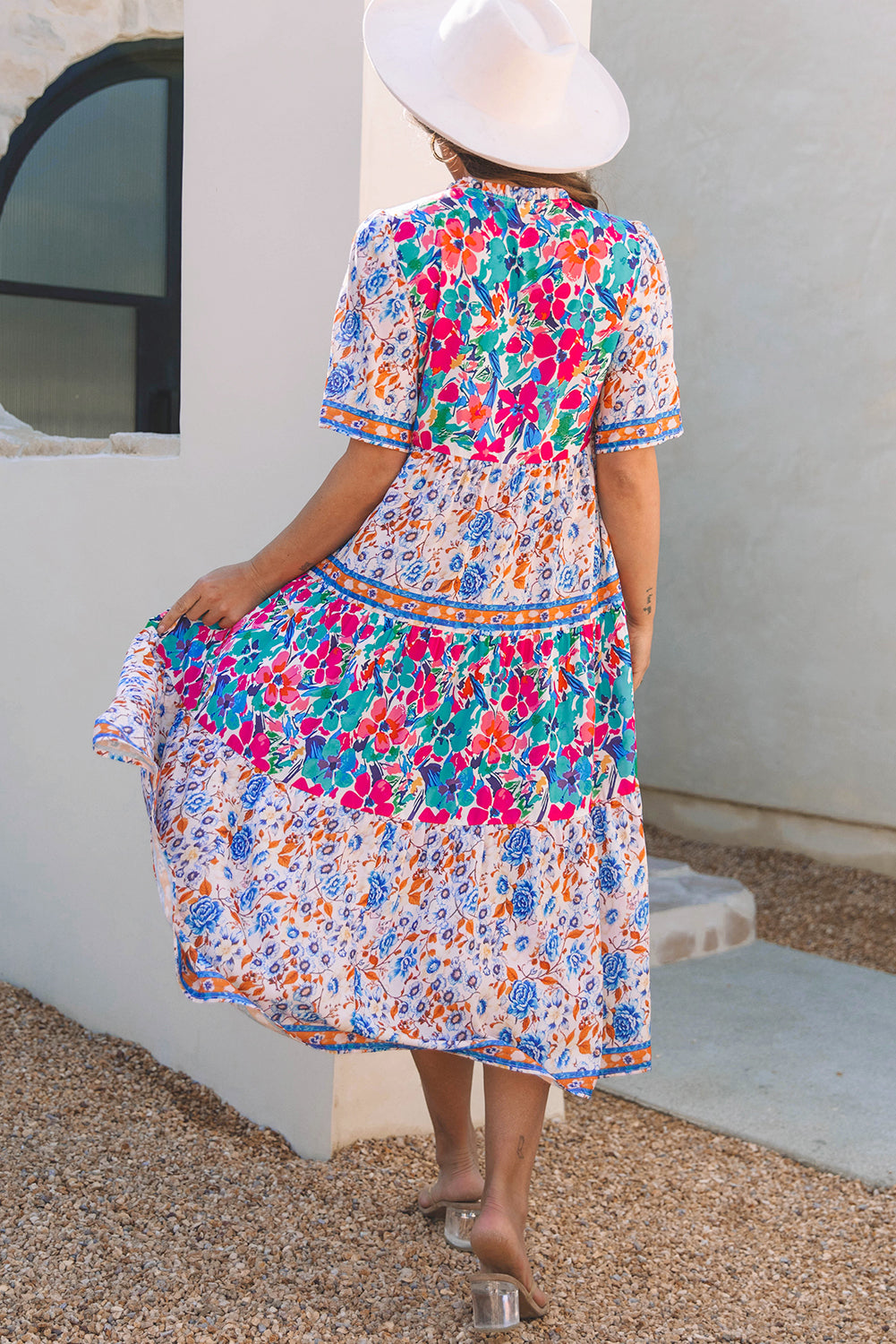 Brenna™ | Vestido azul cielo con estampado floral mixto, mangas cortas y cuello con abertura para atar