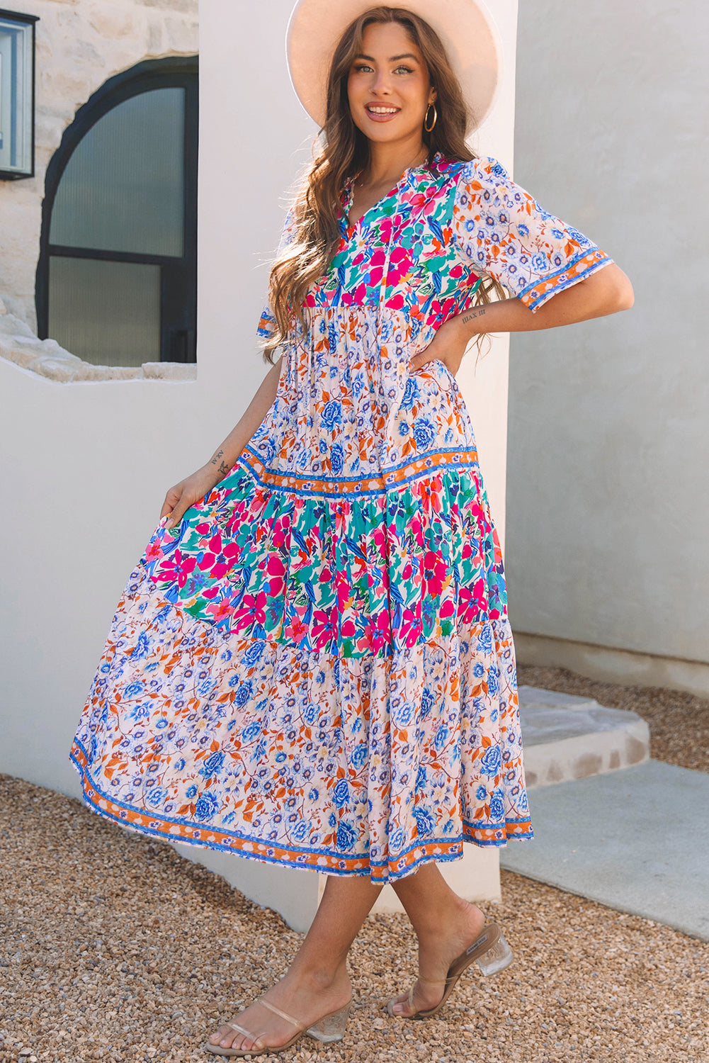 Brenna™ | Vestido azul cielo con estampado floral mixto, mangas cortas y cuello con abertura para atar