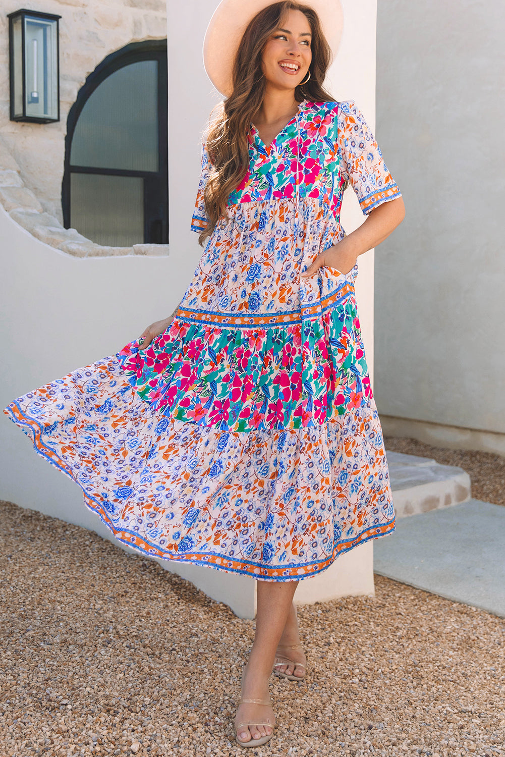 Brenna™ | Vestido azul cielo con estampado floral mixto, mangas cortas y cuello con abertura para atar