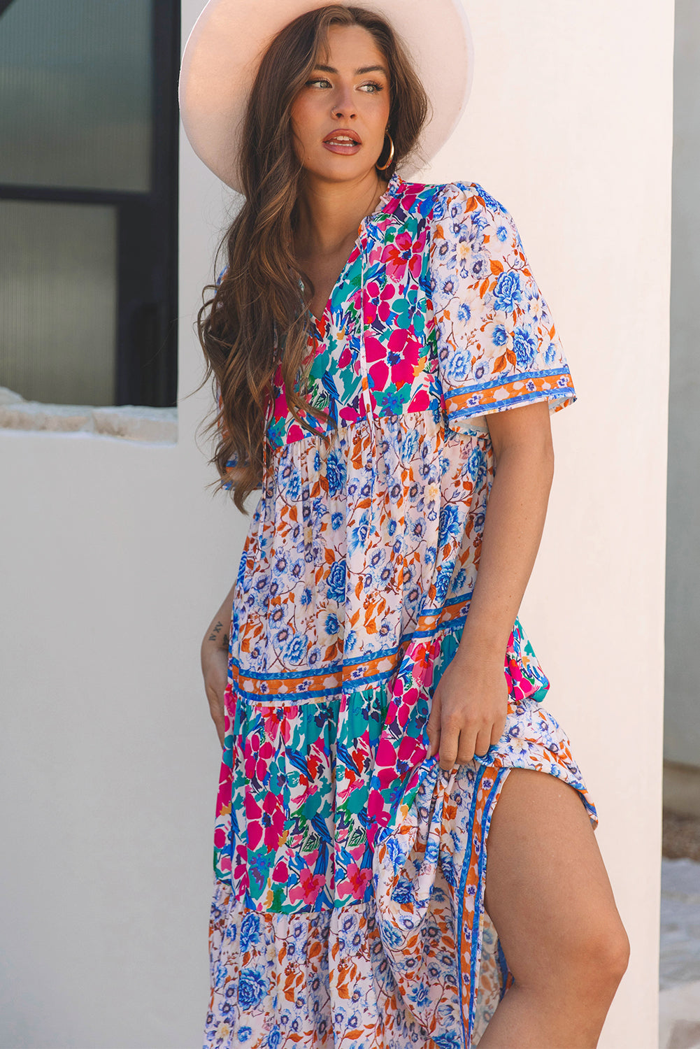 Brenna™ | Vestido azul cielo con estampado floral mixto, mangas cortas y cuello con abertura para atar