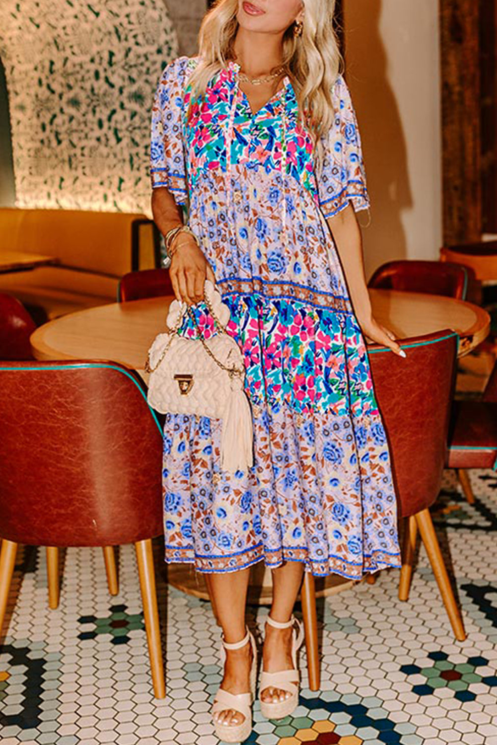 Brenna™ | Vestido azul cielo con estampado floral mixto, mangas cortas y cuello con abertura para atar