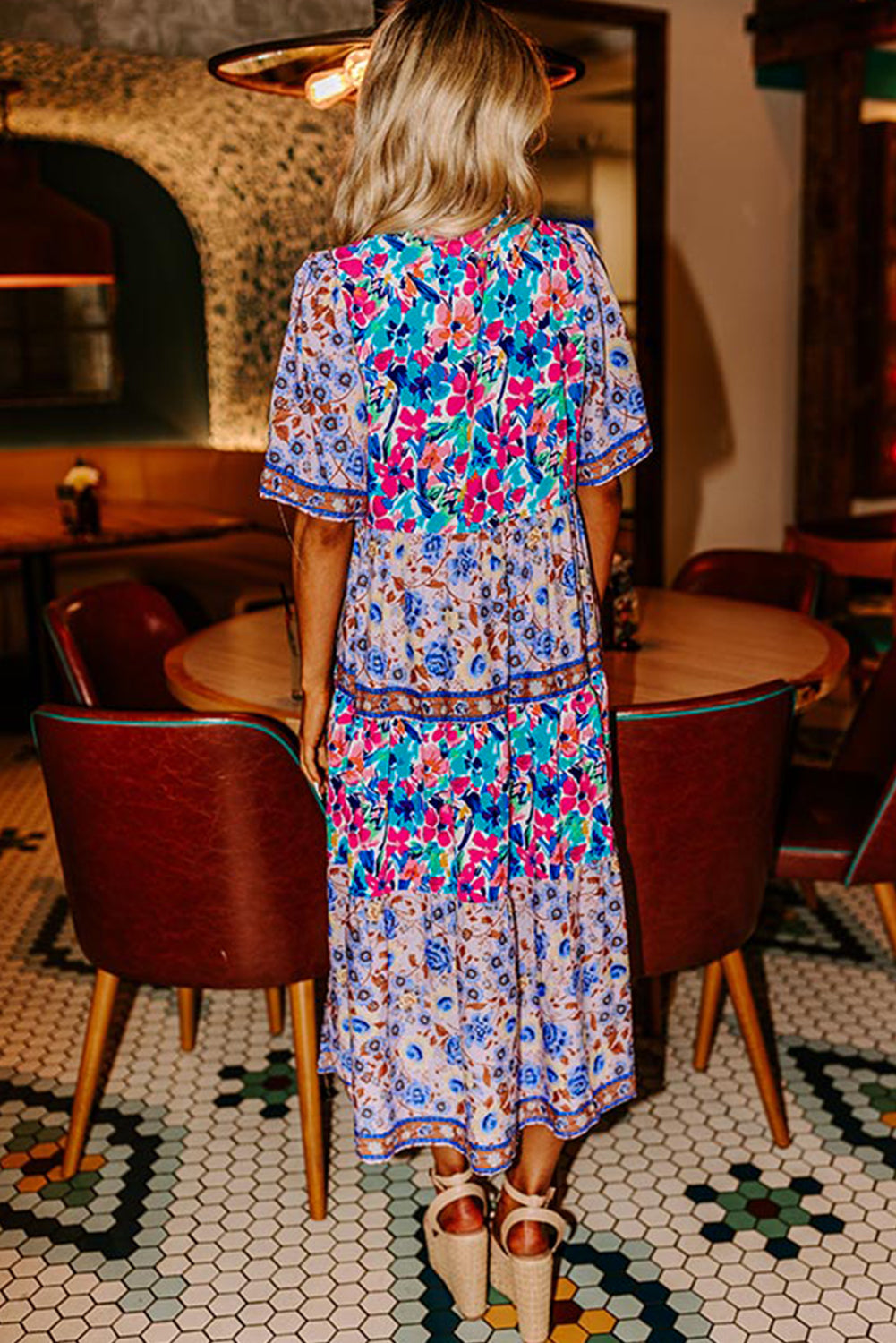 Brenna™ | Vestido azul cielo con estampado floral mixto, mangas cortas y cuello con abertura para atar