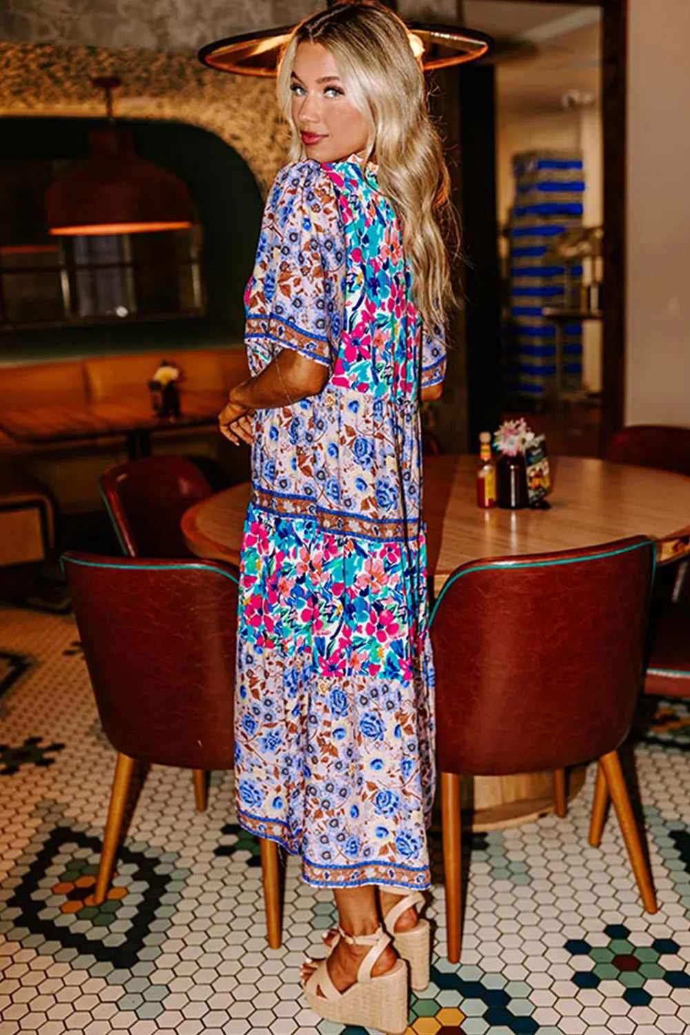Brenna™ | Vestido azul cielo con estampado floral mixto, mangas cortas y cuello con abertura para atar