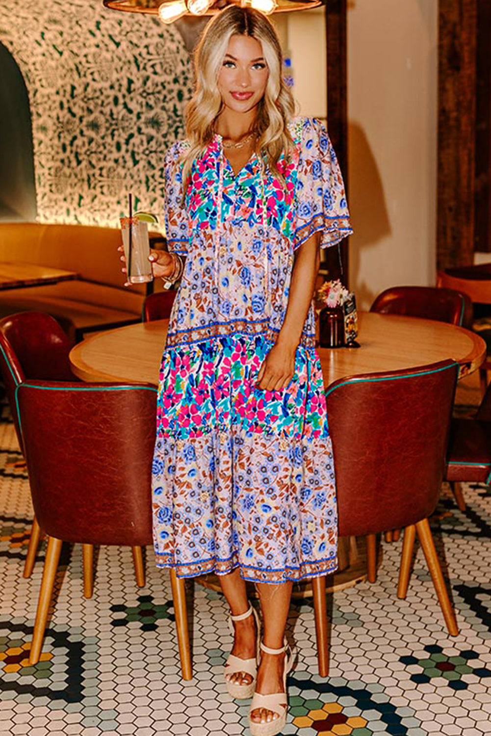 Brenna™ | Vestido azul cielo con estampado floral mixto, mangas cortas y cuello con abertura para atar