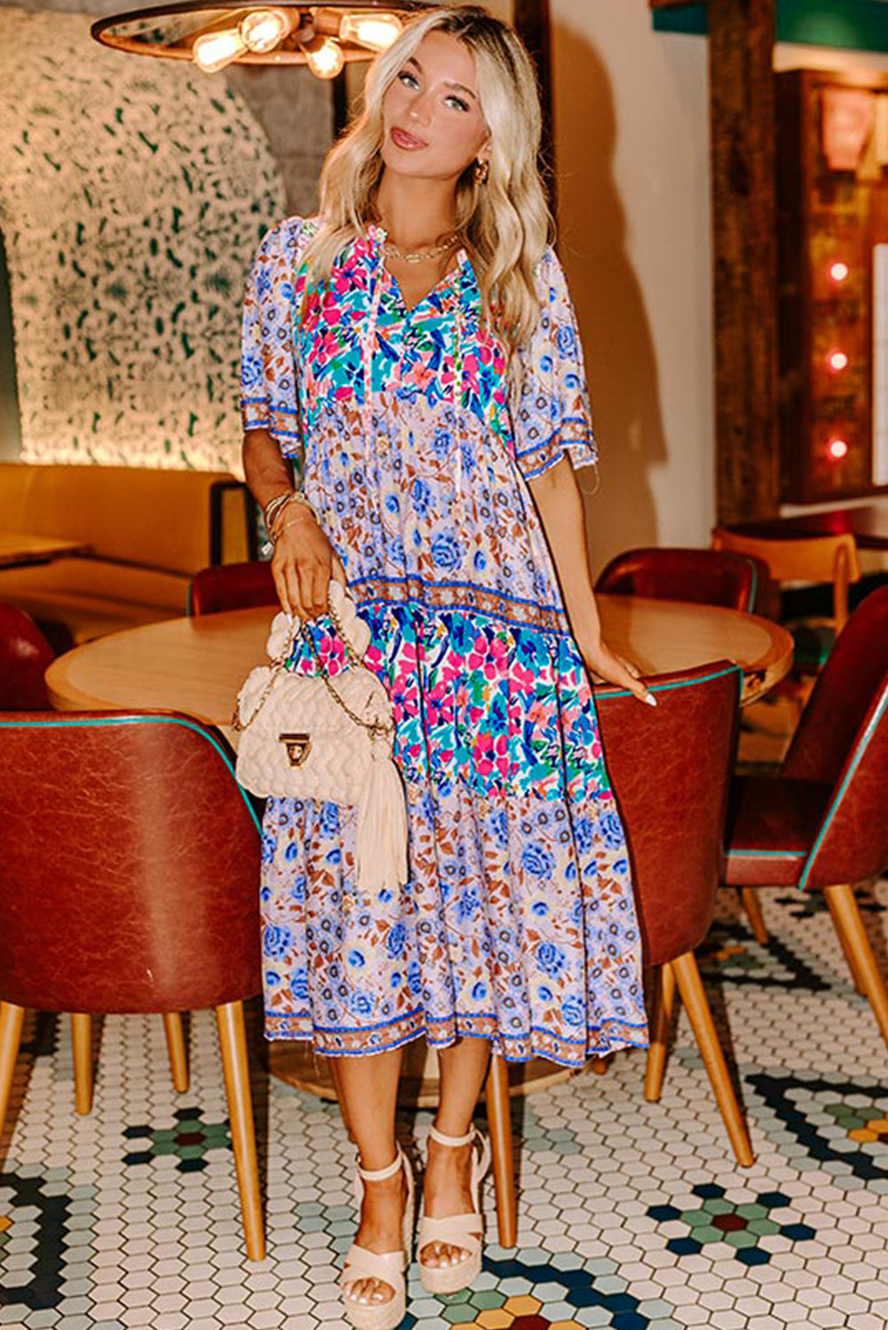 Brenna™ | Vestido azul cielo con estampado floral mixto, mangas cortas y cuello con abertura para atar