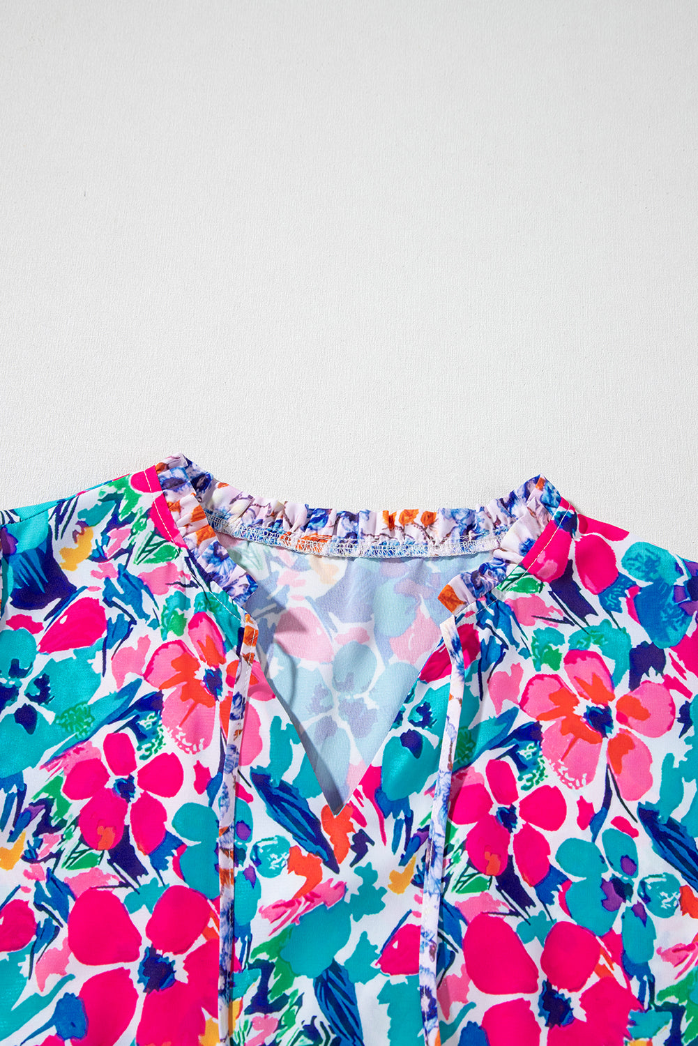 Brenna™ | Vestido azul cielo con estampado floral mixto, mangas cortas y cuello con abertura para atar