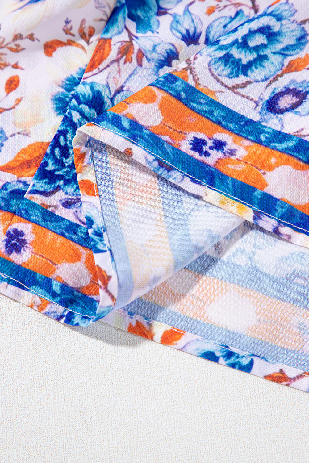 Brenna™ | Vestido azul cielo con estampado floral mixto, mangas cortas y cuello con abertura para atar