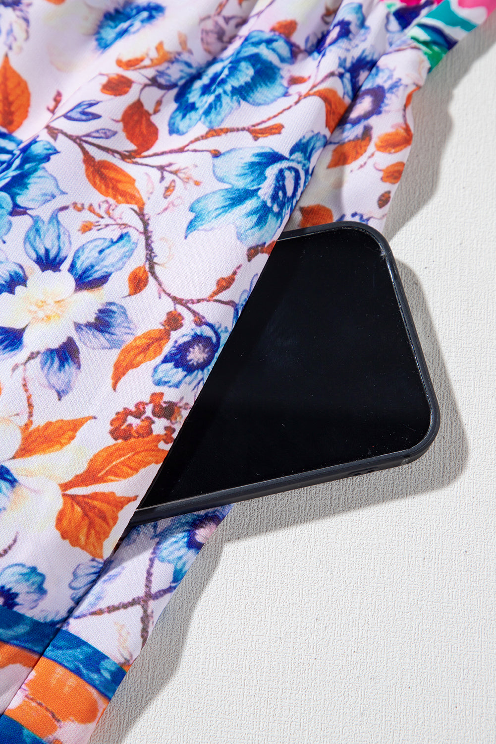 Brenna™ | Vestido azul cielo con estampado floral mixto, mangas cortas y cuello con abertura para atar