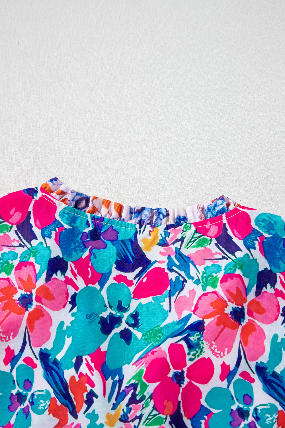 Brenna™ | Vestido azul cielo con estampado floral mixto, mangas cortas y cuello con abertura para atar