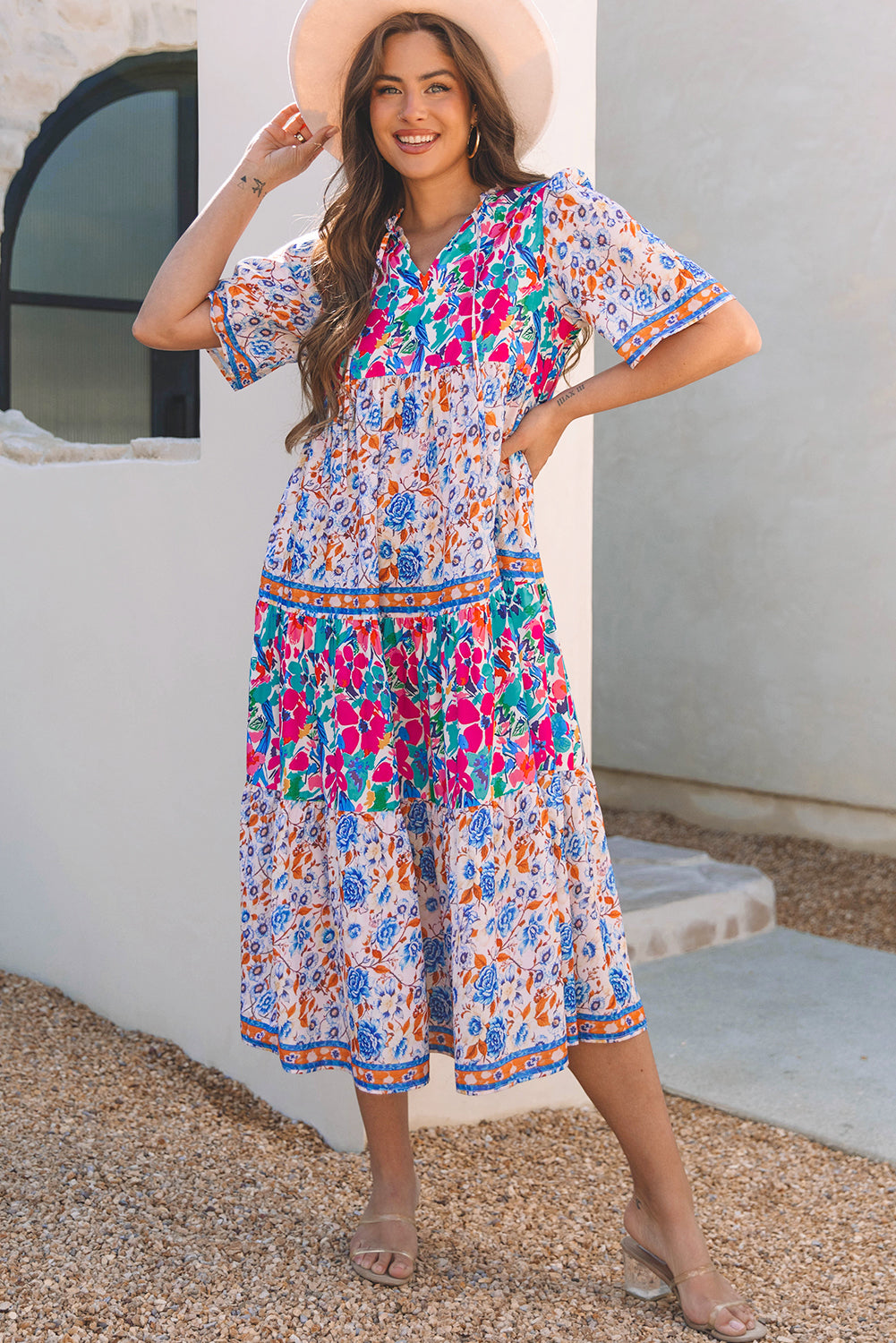 Brenna™ | Vestido azul cielo con estampado floral mixto, mangas cortas y cuello con abertura para atar