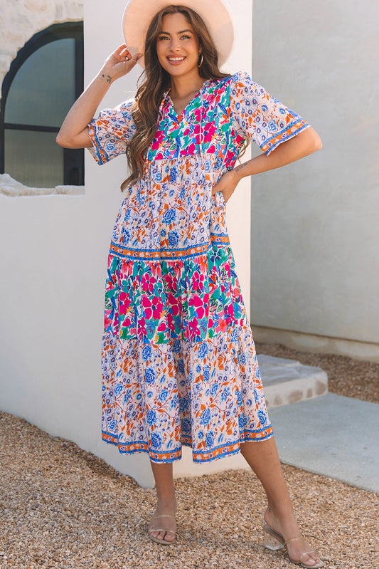 Brenna™ | Vestido azul cielo con estampado floral mixto, mangas cortas y cuello con abertura para atar