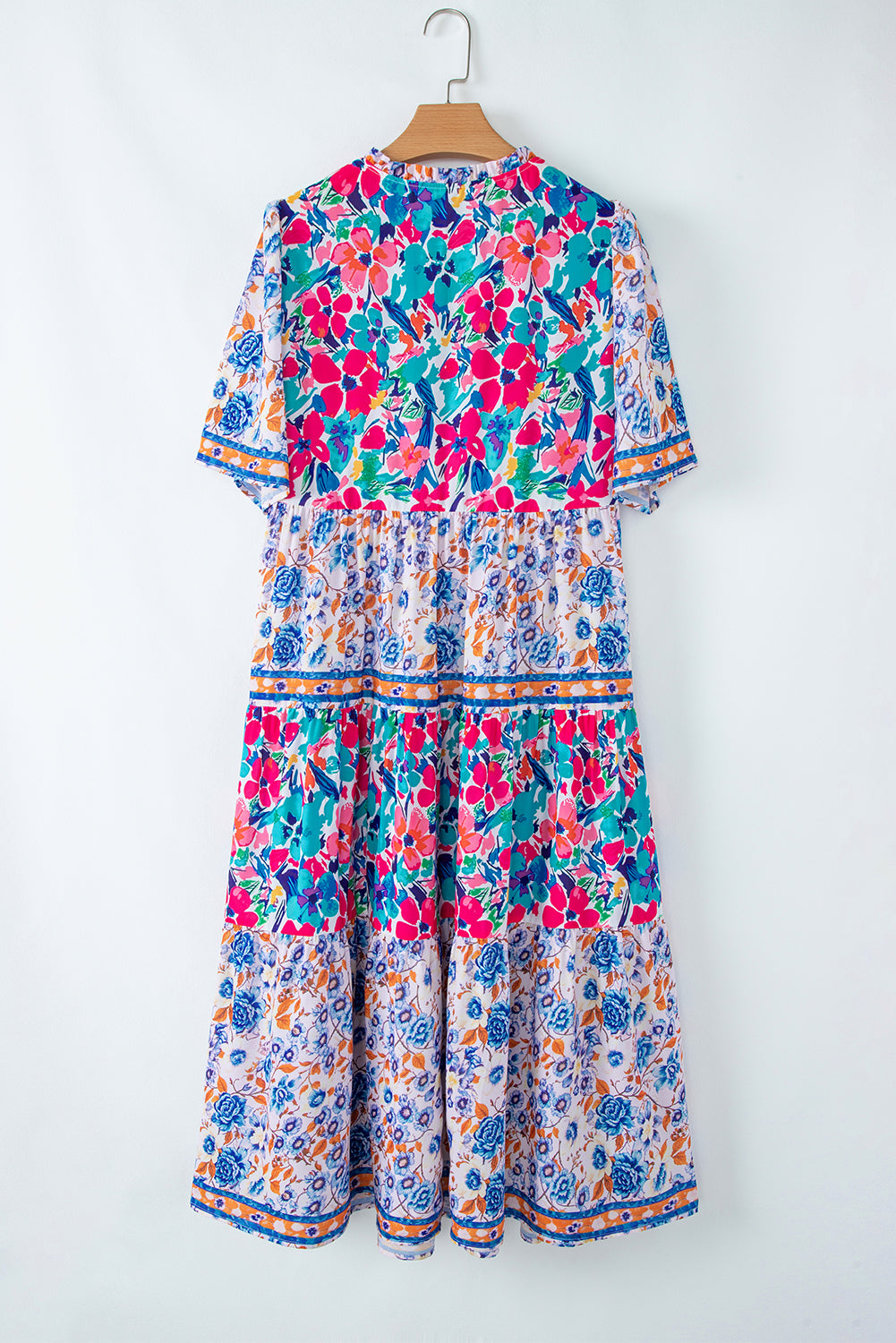 Brenna™ | Vestido azul cielo con estampado floral mixto, mangas cortas y cuello con abertura para atar