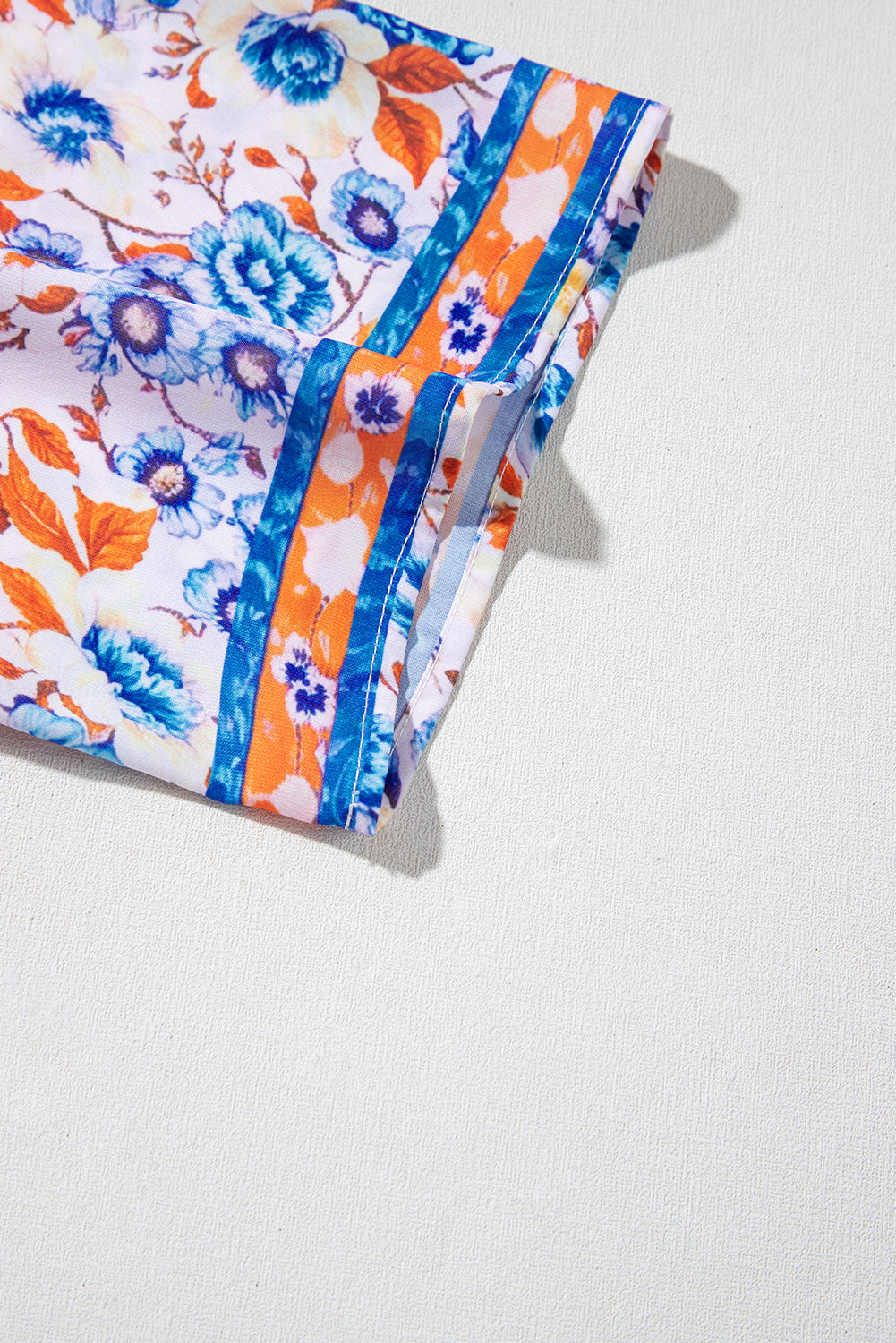 Brenna™ | Vestido azul cielo con estampado floral mixto, mangas cortas y cuello con abertura para atar