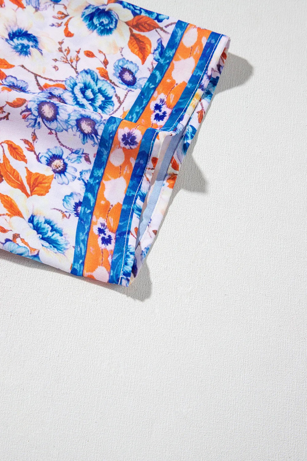 Brenna™ | Vestido azul cielo con estampado floral mixto, mangas cortas y cuello con abertura para atar