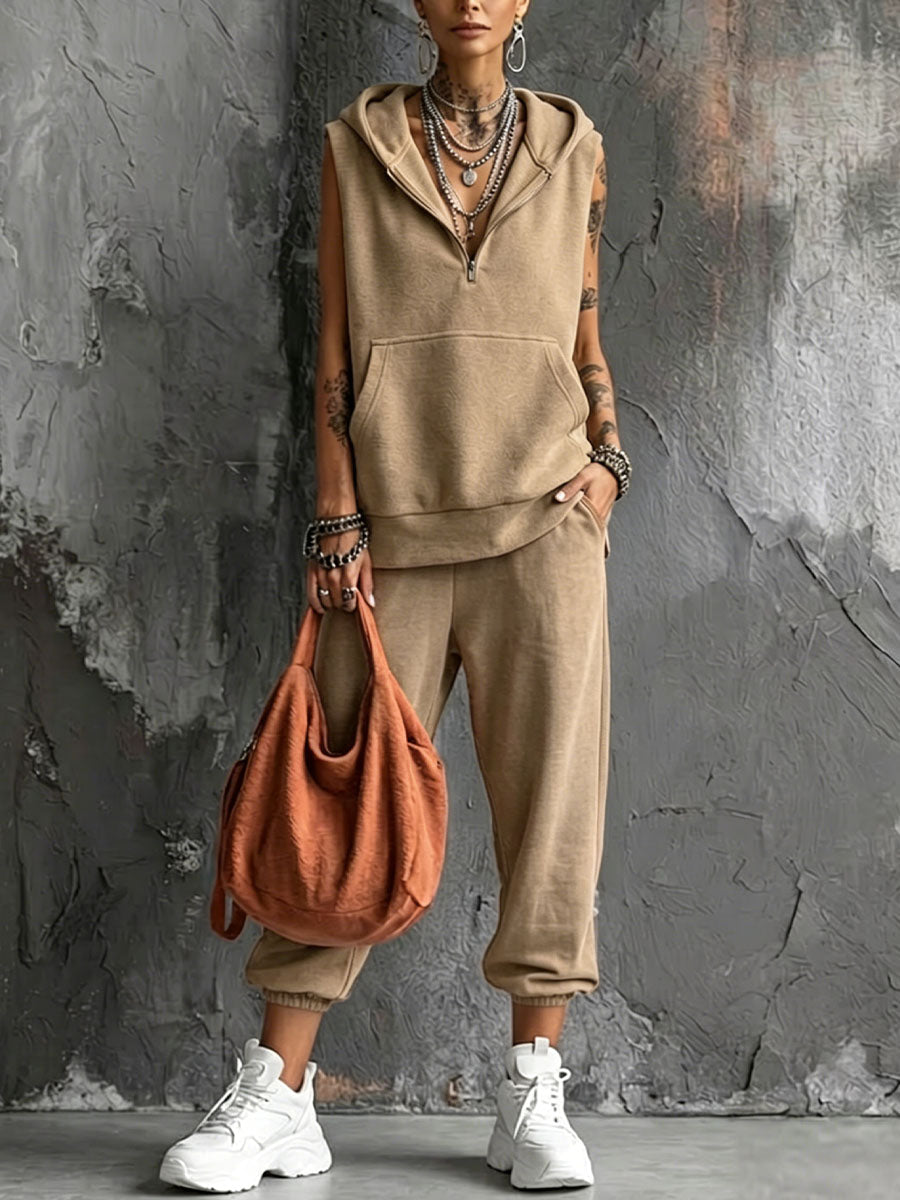 Line™ | Conjunto de dos piezas para mujer compuesto por una camiseta deportiva sin mangas con cuello en V y capucha y unos pantalones cortos ajustados