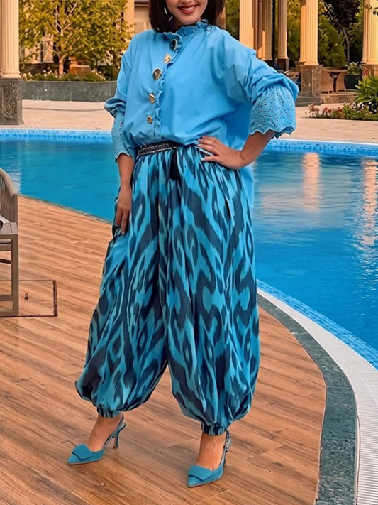 Astrid™ | Conjunto de dos piezas compuesto por una camisa informal de algodón con volantes y unos pantalones con estampado artístico