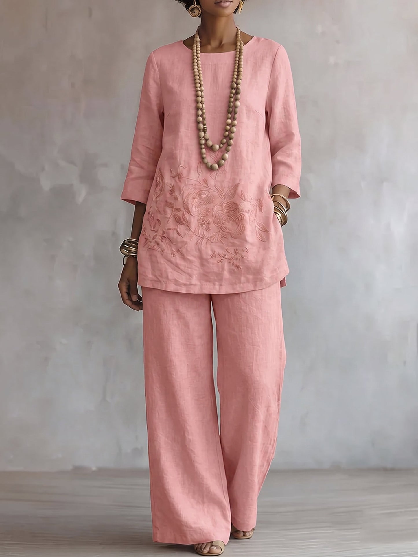 Base™ | Conjunto de dos piezas para mujer compuesto por una camiseta con mangas 3/4 bordada y unos pantalones de pierna ancha